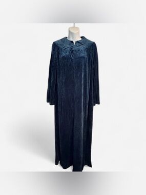 Appel Women’s Blue Velour Zip House Coat, Measures a Size Small